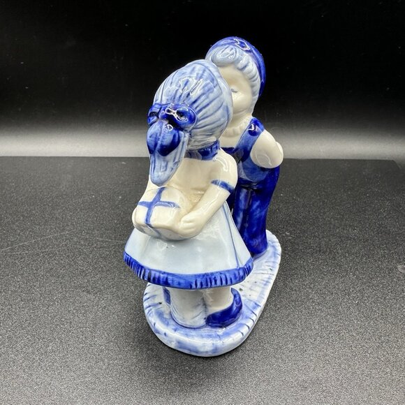 Vintage Delft Blue Kissing Dutch Couple Figurine 4.5" Holland Pottery - Picture 2 of 12